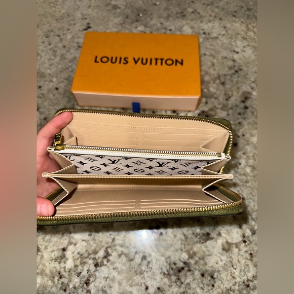 Louis Vuitton Women’s Zippy Wallet Limited Edition - Picture 8 of 11